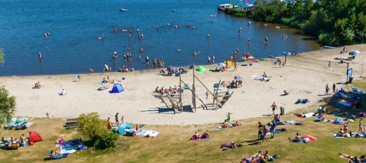 Ruime 5-Persoons Chalet Aan Het Bergumermeer Suameer Eksteriør bilde