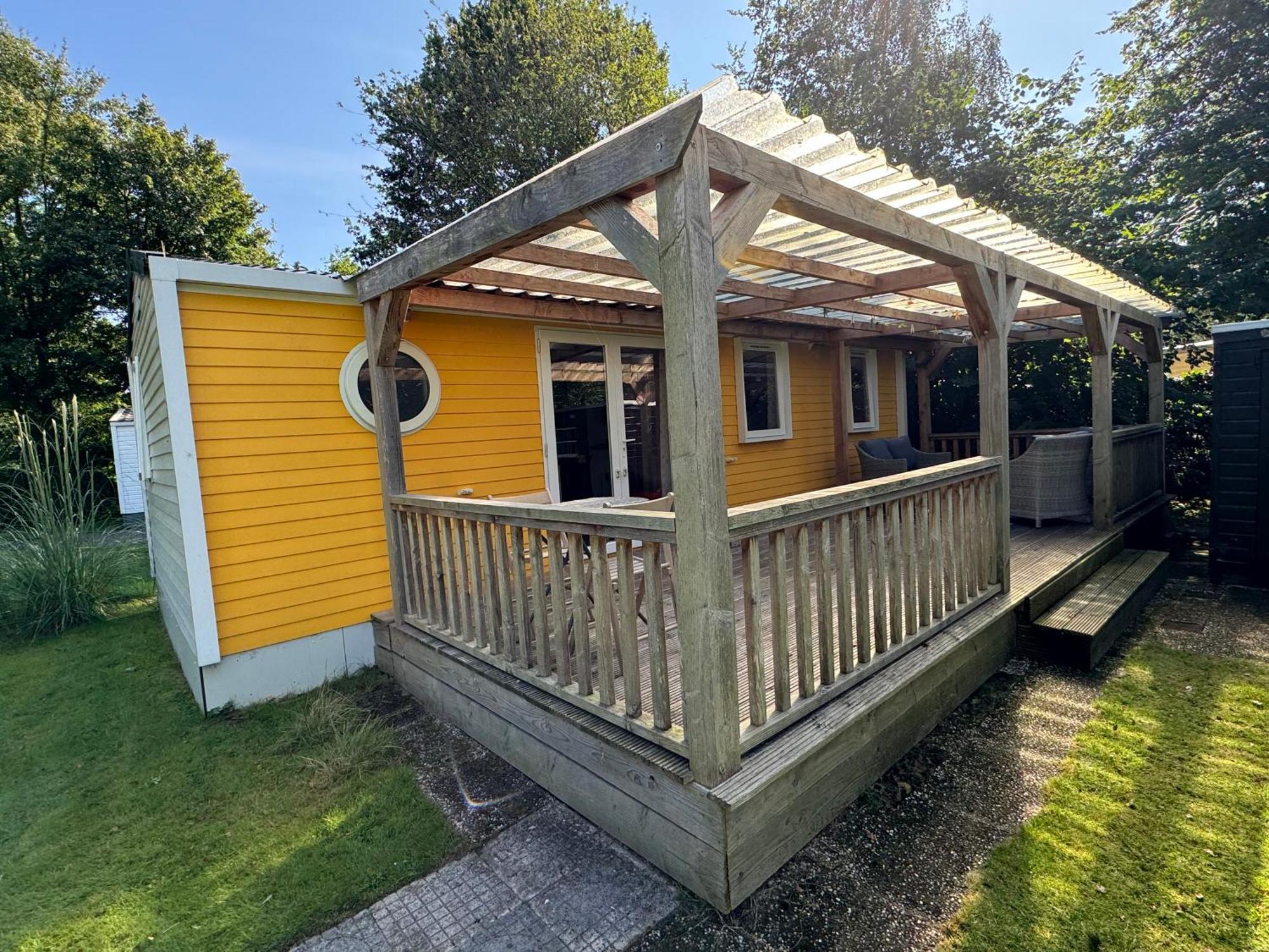 Ruime 5-Persoons Chalet Aan Het Bergumermeer Suameer Eksteriør bilde